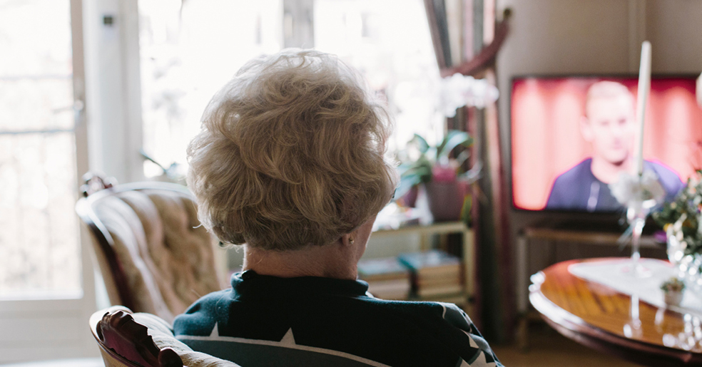 Äldre dam tittar på TV. Fotograf: Marit Lissdaniels.