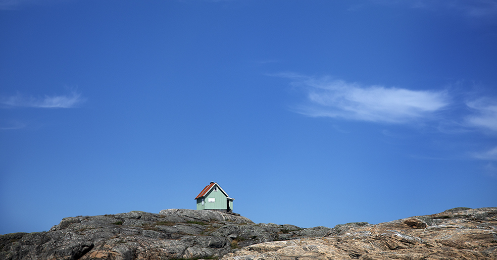 Hus på en kobbe i skärgårdsmiljö.