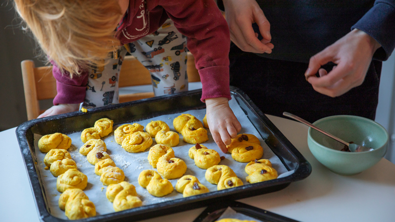 Ett foto av lussebullar upplagda på en bakplåt.
