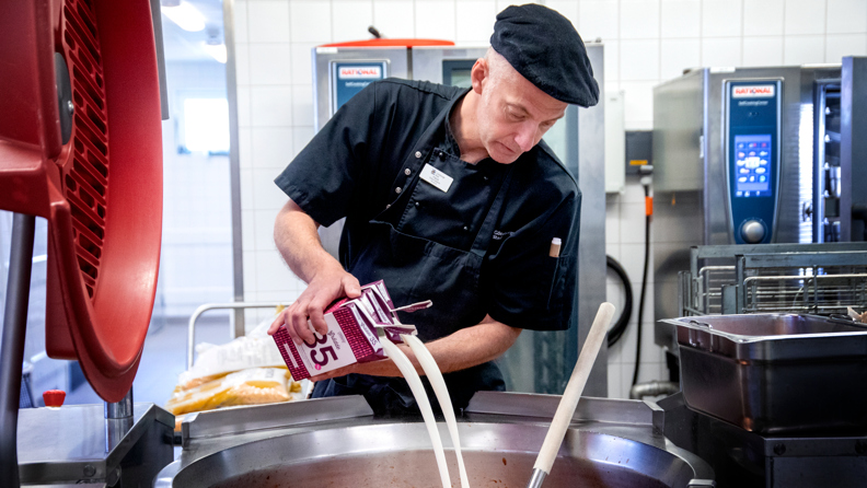 Mat lagas och serveras på Rosendalsskolan F-6.