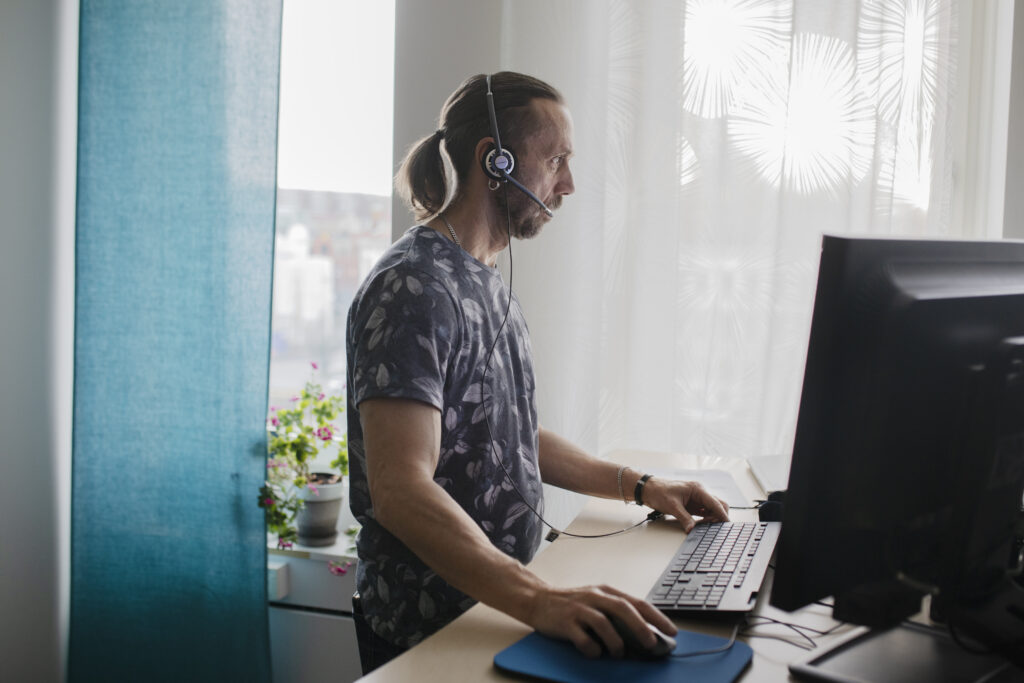 Person vid dator i kontorsmiljö